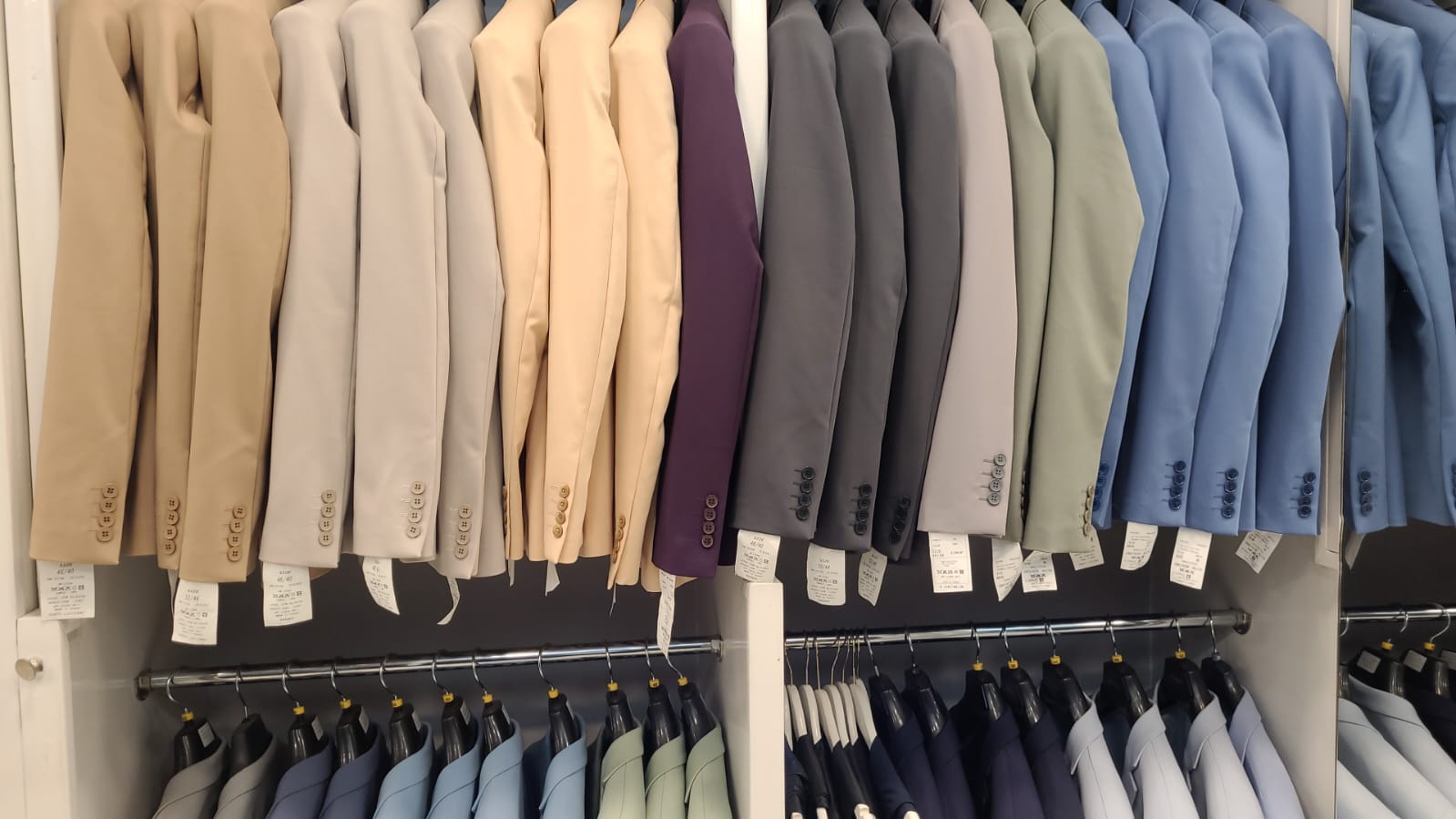 חליפות גברים בצבעים שונים